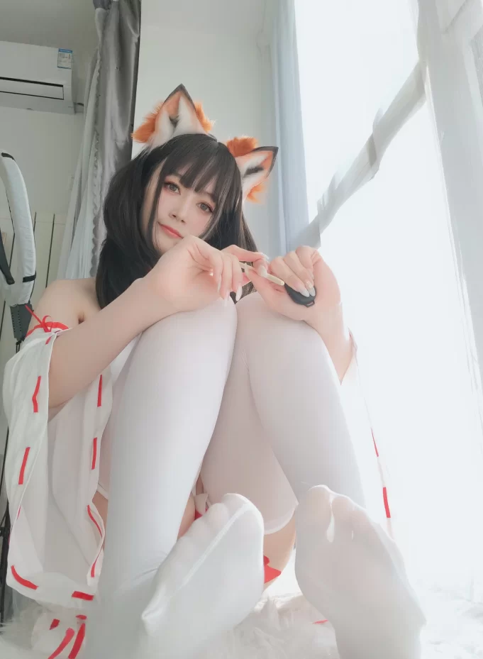 美腿/足控 白银8_神社小狐狸 [93P+7V]【93P+7V+750m】