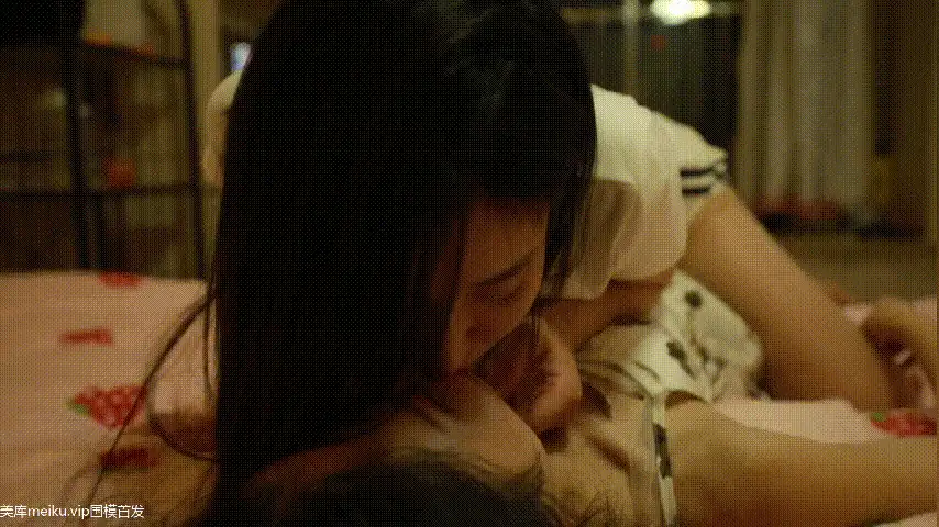 同性类 摄影师流出：胸模[年年]罕见素颜《双女》全长10分钟作【1v+704M】