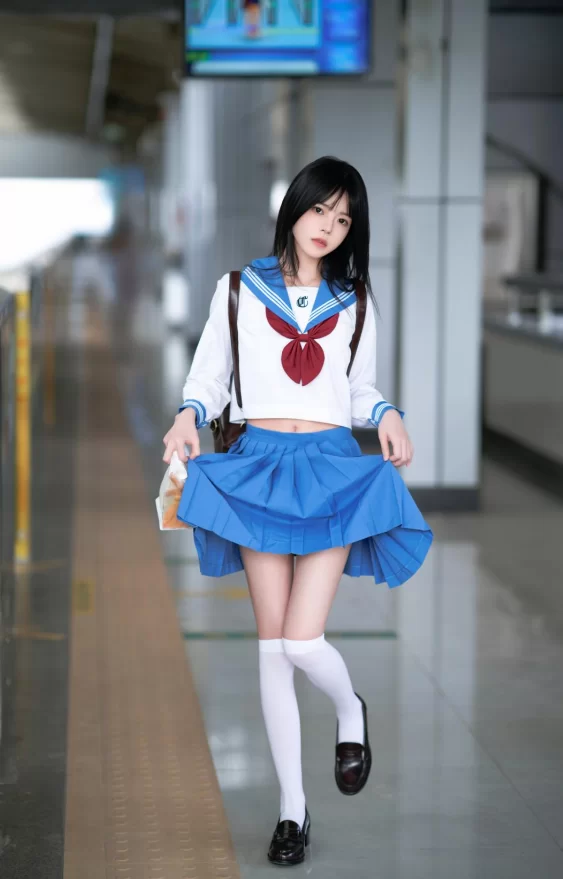 腿控足控 桜桃喵_地铁JK [33P]【33P+400m】