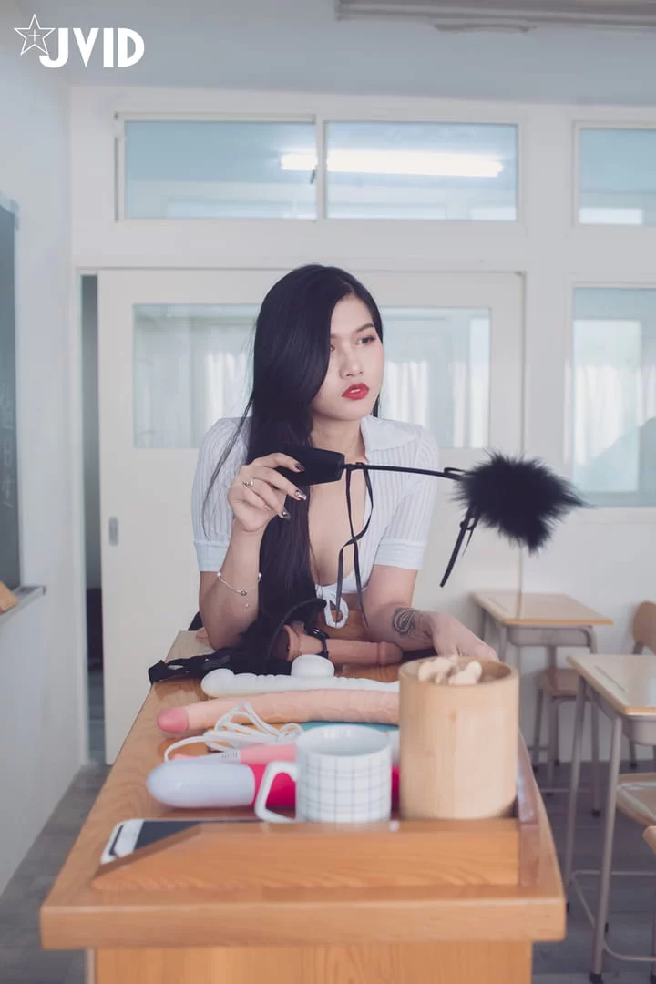 美女御姐 四女週二演繹全裸課堂揉乳互玩假屌啪啪嫩模昆娜瓶中性【2+1284MB】