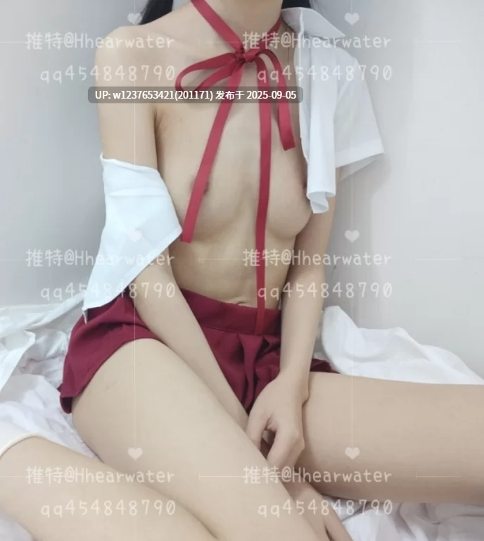自拍 酥胸萝莉小水听听私拍福利【1+660m】