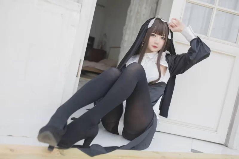 高颜值美女 51酱 - 修女【24P+240M】