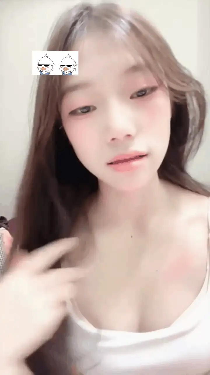 自拍 顶级校花，[吧啦]，清纯反差感十足，娇羞的小表情让【2v+2.94G】