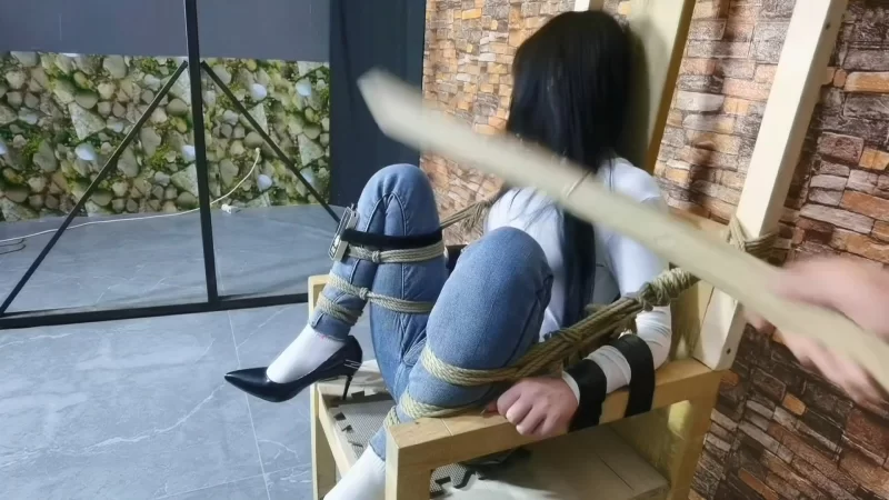 SM HD飞天 把月仙儿禁锢在刑椅上 阴部扎满钢针 折磨潮喷至昏死【1V+894MB】