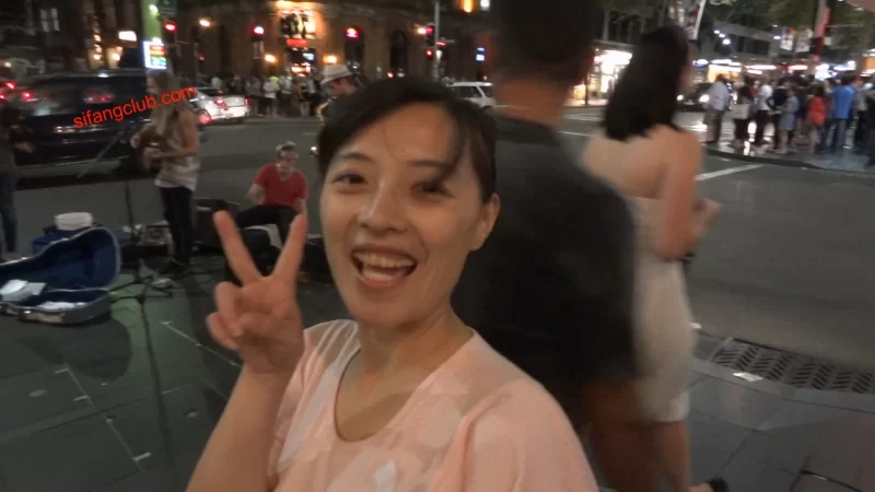 自拍 [极品泄密]高级白领美女和男友边看A片边做爱，脱了衣服【1V+348MB】