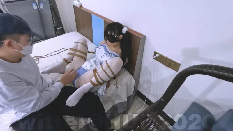 SM HUI - [SM捆绑]双马尾萝莉 被震动棒玩失禁 湿了一床【1V+751MB】