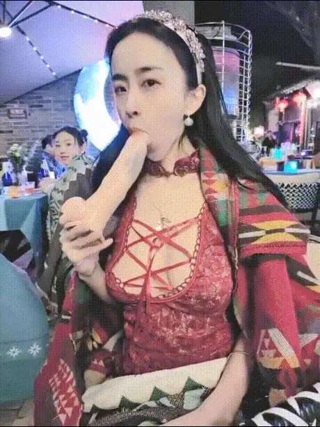 自拍 户外露脸露出调教 尿液泡面 玩的超开！端庄高雅的女神当【nv+2.71g】