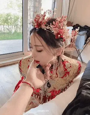 自拍 [秀禾兔兔]婚纱内射，男厕口爆，放尿，制服，露出，..【103v2804p+6g】
