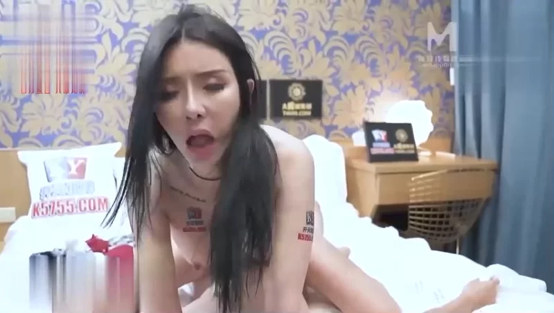 熟女少妇 麻豆传媒MCY0185发情的妈妈勾引儿子的朋友苏语棠【v1+220m】