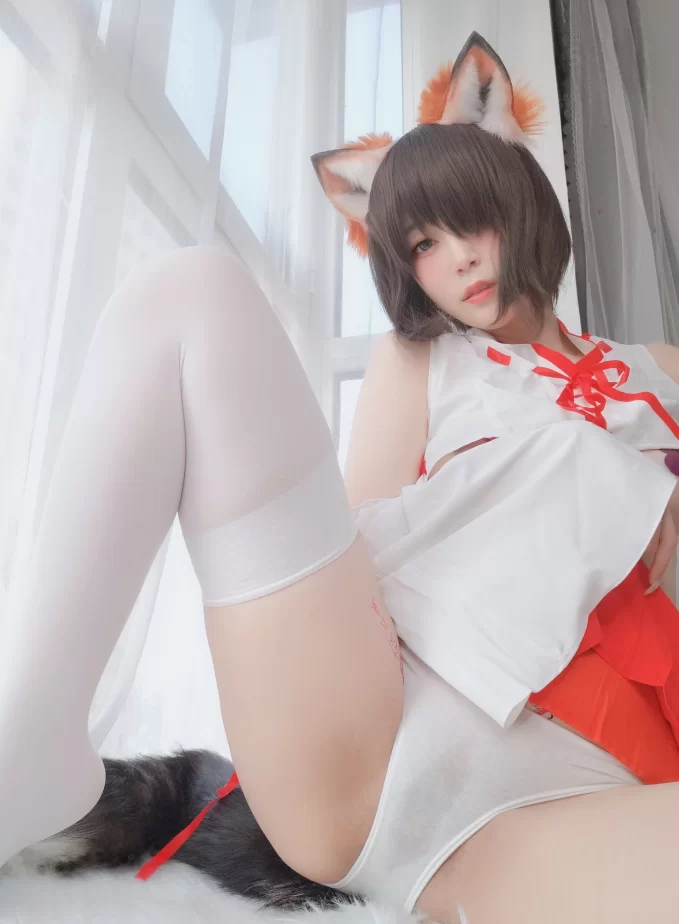 美腿/足控 白银8_神社小狐狸 [93P+7V]【93P+7V+750m】