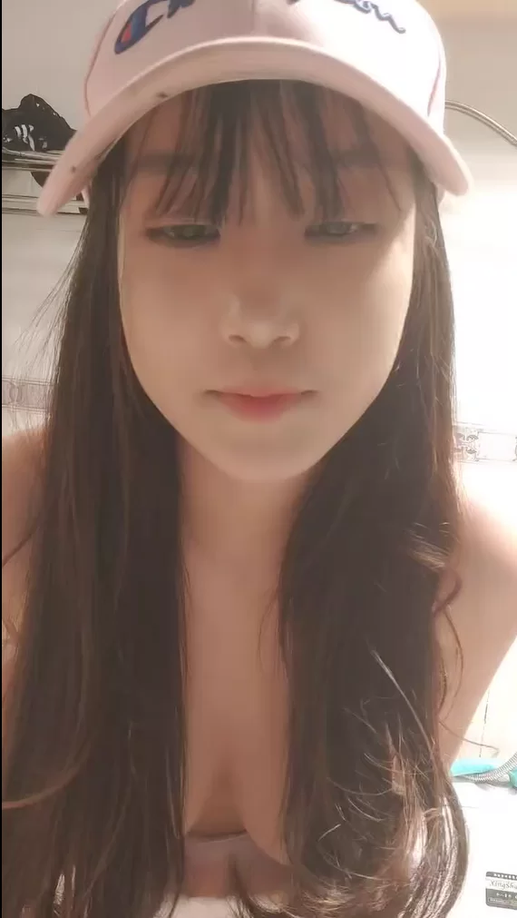 自拍 鸭舌帽新人甜美少女！卫生间诱惑一对豪乳！【2V+3.43G】