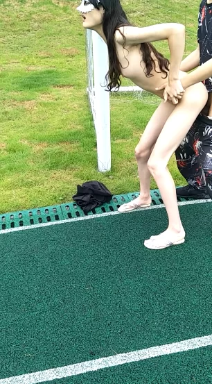 自拍 经典资源番茄[妩媚婷儿]小情侣操场约炮，清瘦身材真实场景啪啪，反差婊淫乱大合集【1+17g】