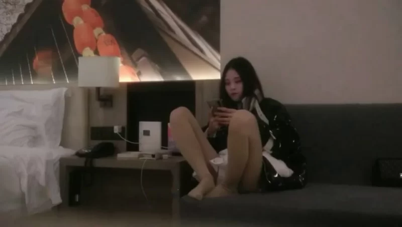 美女御姐 4位数约的美腿苗条大学生妹子边搞边聊被夸奖手比嘴还厉【2+620MB】