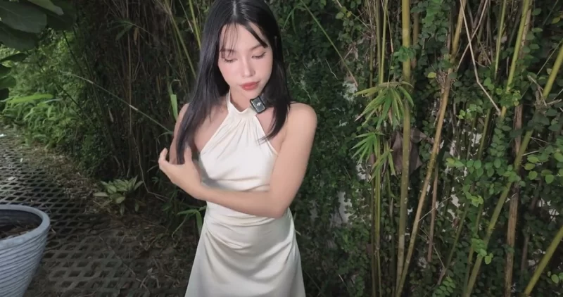 福利姬 21分钟 高颜御姐和摄影师户外激情野战到卧室啪啪 [2V-343MB] #Miuzxc【1v+1g】