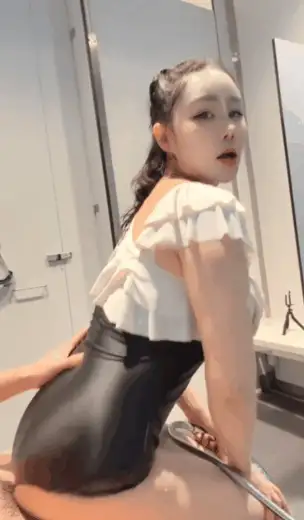 自拍 极品超美整活御姐-汐梦瑶-泳池更衣室的小小冒险【2V+1.2G】