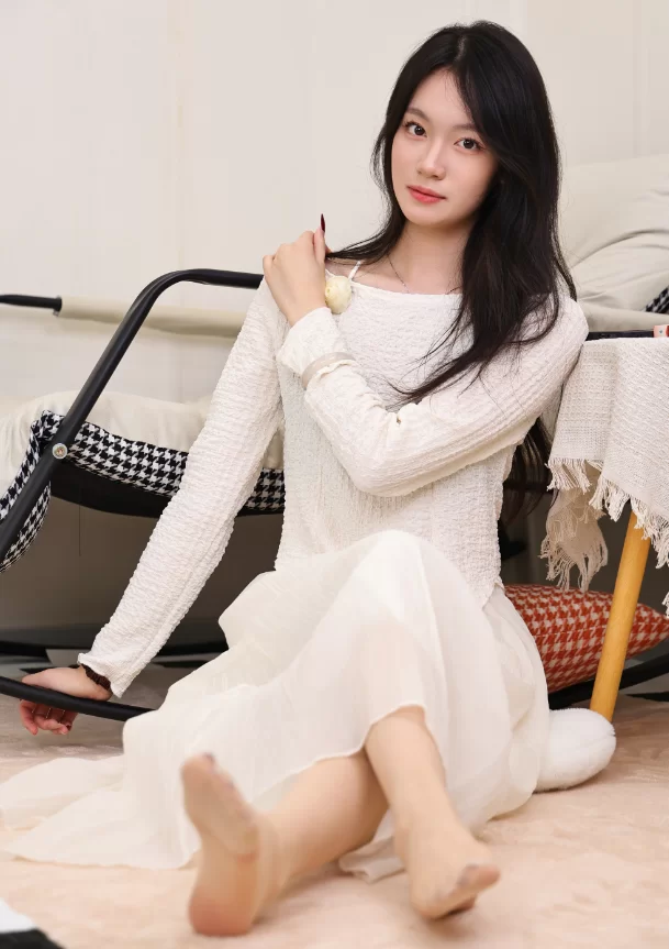 美腿/足控 [绮梦摄影]人气足模小艺398（白裙＋肉丝）[图包+视频]【2V＋460P+14.4G】