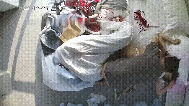 自拍 酒店偷拍变态男让女友穿情趣套装，女友很漂亮被各种玩弄很操【1v+734mb】