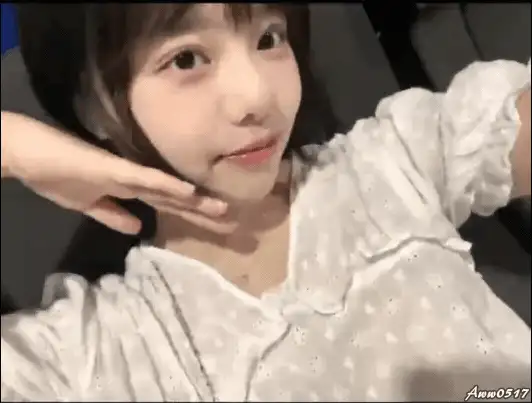 自拍 童颜巨乳反差婊李月私密视频被男朋友泄密 圆圆的可爱脸【46p+6v+727M】