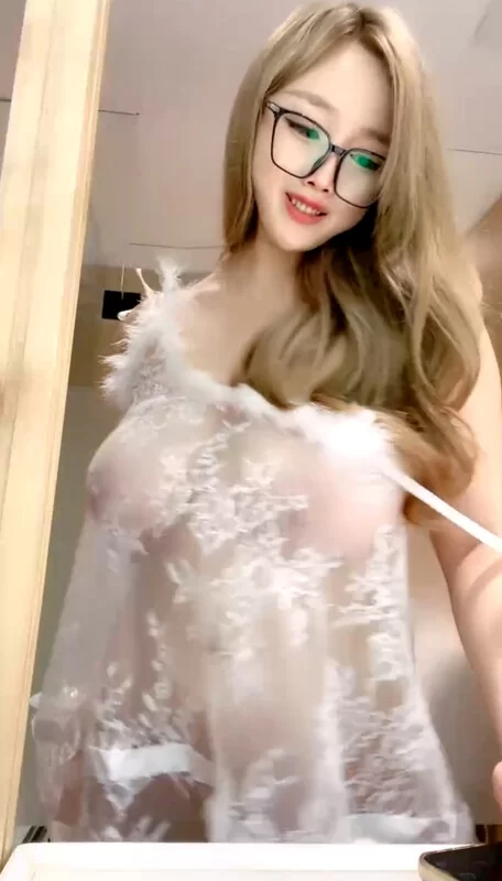 美女御姐 g罩杯頂級尤物女神黑框眼鏡性感睡衣埋頭吃屌一臉淫騷主【2+1086MB】