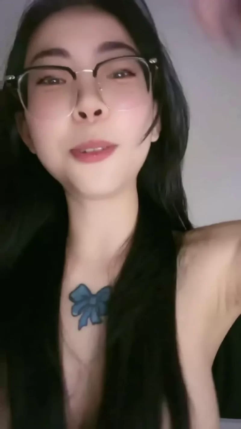 美女御姐 网红10万粉[妮妮]一对一视频搔首弄姿【1V+960MB】