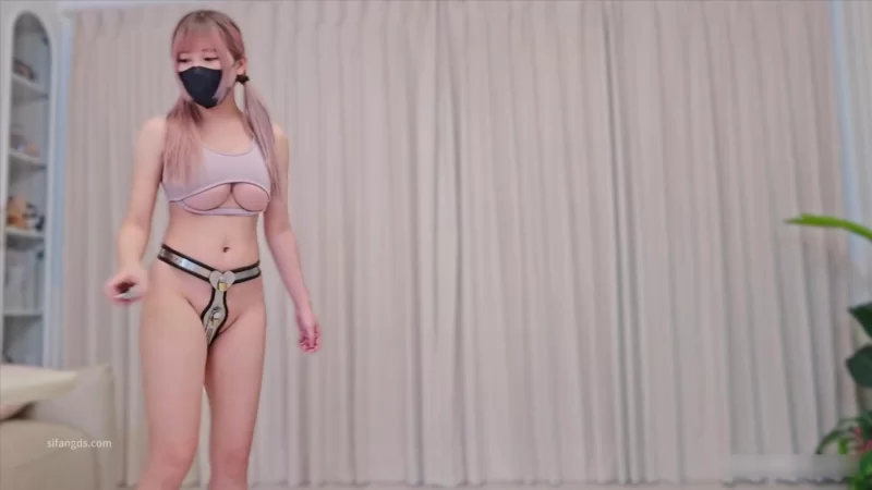 福利姬 大波翘臀少女福利姬[小小Q]羞耻露出，贞操带的瑜伽时间【1+1G】