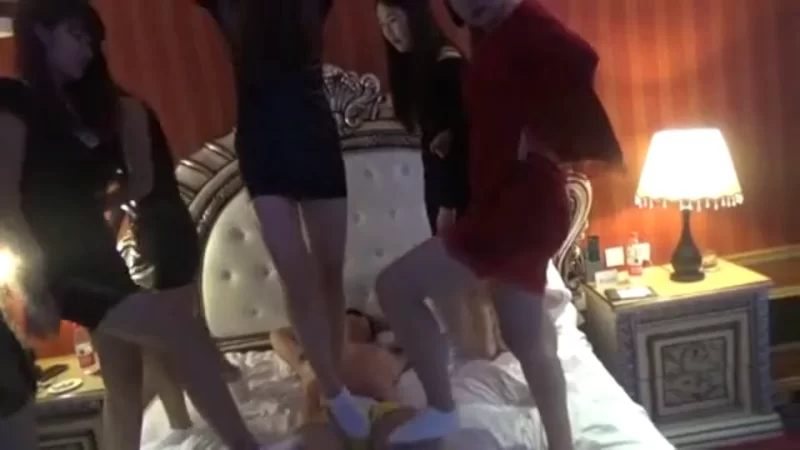 美女御姐 被7个骚女调戏-我愿意用大鸡巴精液伺候这7个女骚货【v7+3.3g】
