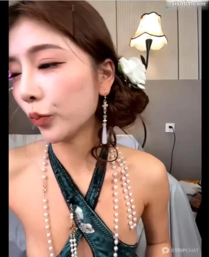 直播 ✨[stripchat]高颜值女网红「kiki-2025」近距离特写自慰，【1+260M】