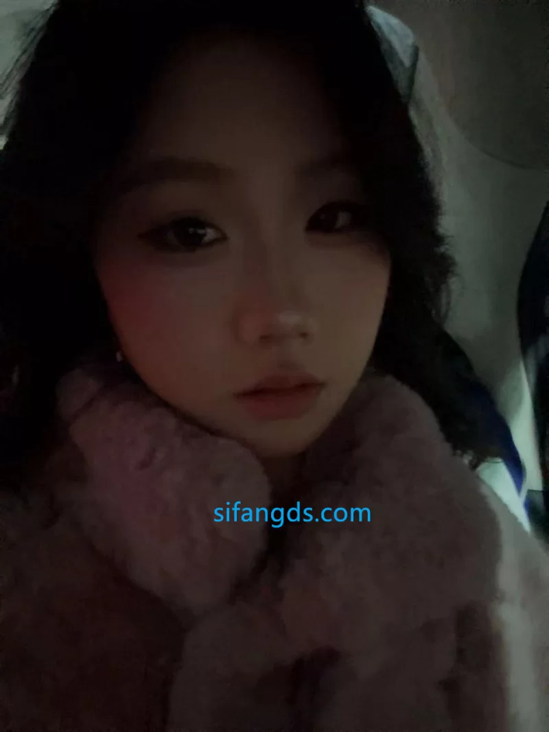自拍 [丝袜]远在外地的眼镜女友拍丝袜美腿给男友看–超反差【22v+30p+598m】