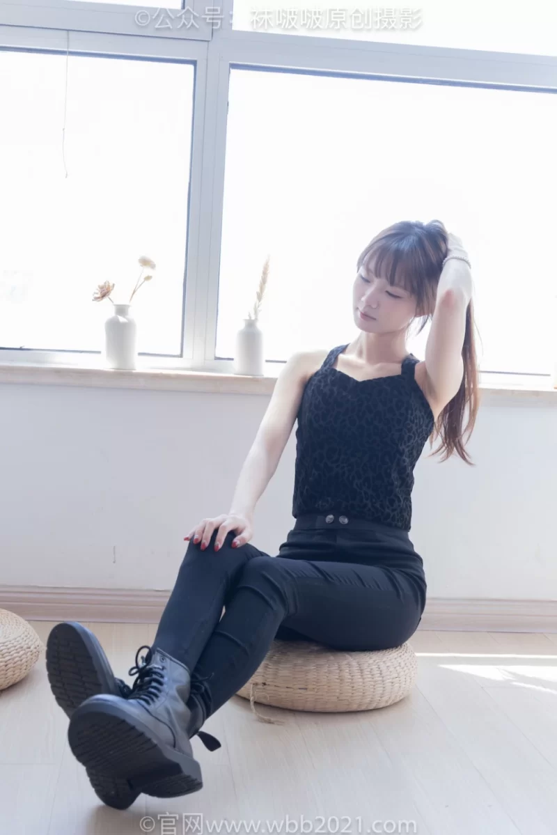 国产模特 袜啵啵 598期：甜甜圈-马丁靴、薄肉丝【1v，148p+5G】