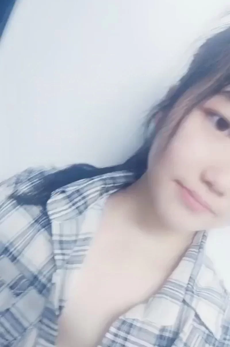 自拍 带你偷窥大学女生寝室，清纯学妹拉起蚊帐抠穴偷拍，室友不知情还在快乐的八卦【1v+549M】
