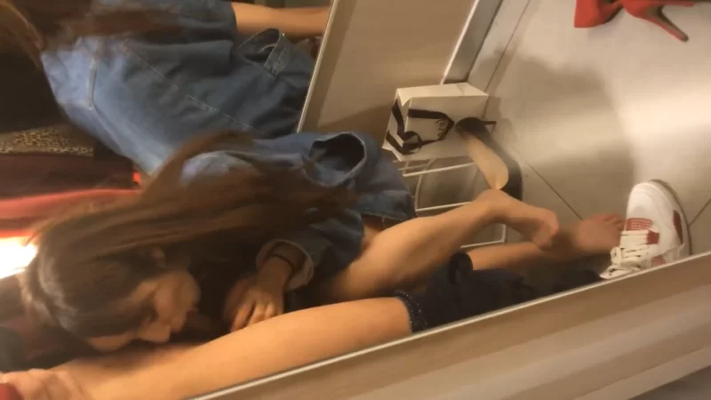 自拍 优衣库2019口爱版江大超高颜值校花商场试衣间跪舔口交【1v+158m】