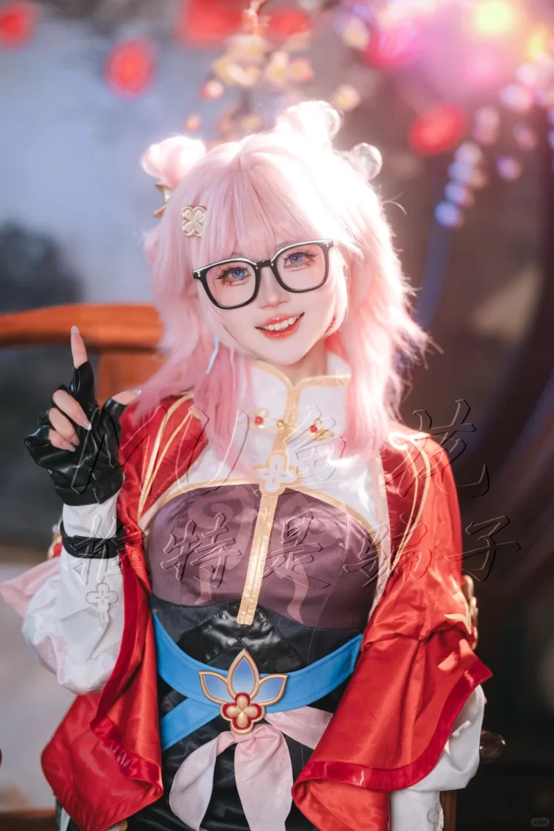 明星换脸 [MU鱼花出品]Coser~丝言不吃包子~淫荡反差小视频拓展预览【7V+7GIF+5P+161.6M】
