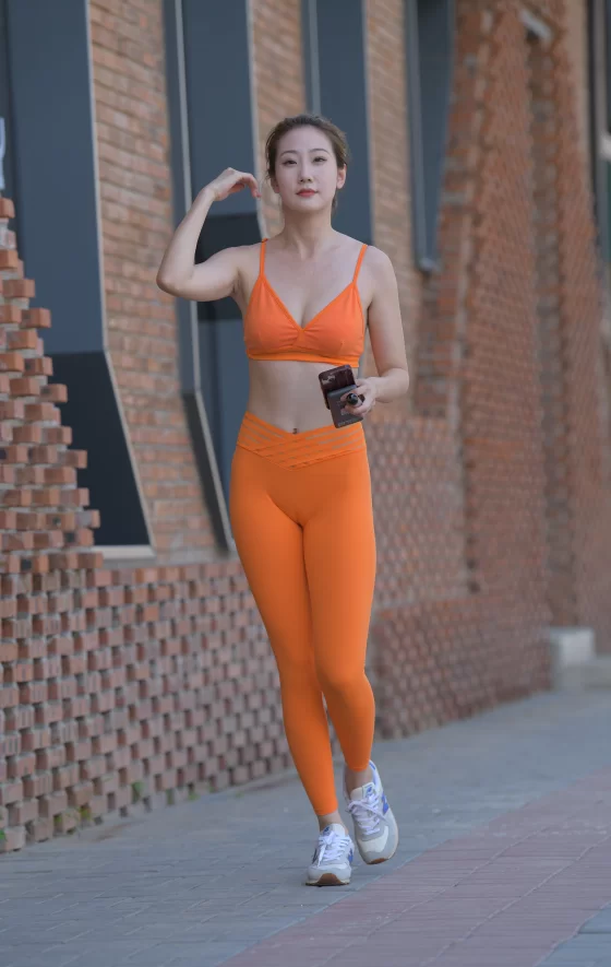 国产模特 街拍模特 若雨06 橙色背心+橙色紧身长裤【723P+1V+32.3G】