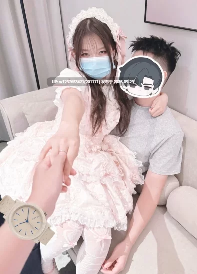 自拍 绿帽小情侣[奶茶情侣]分享女友给兄弟一起玩弄 手足口啪啪同时服务男友跟男友兄弟【1+1.7g】
