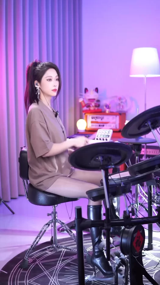 国产主播 抖音美腿直播琼曼倪_2024年10月29日纯素【1v+1.33g】
