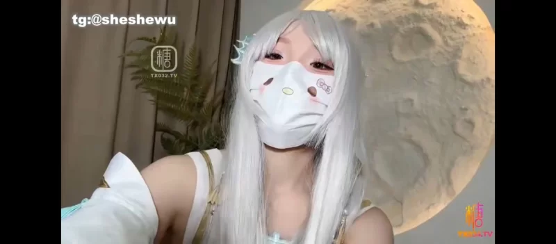 福利姬 蜜穴引诱 西施妹妹口足穴侍奉哥哥肉棒 骚穴塞满抽插#草莓甜筒【1v+900m】