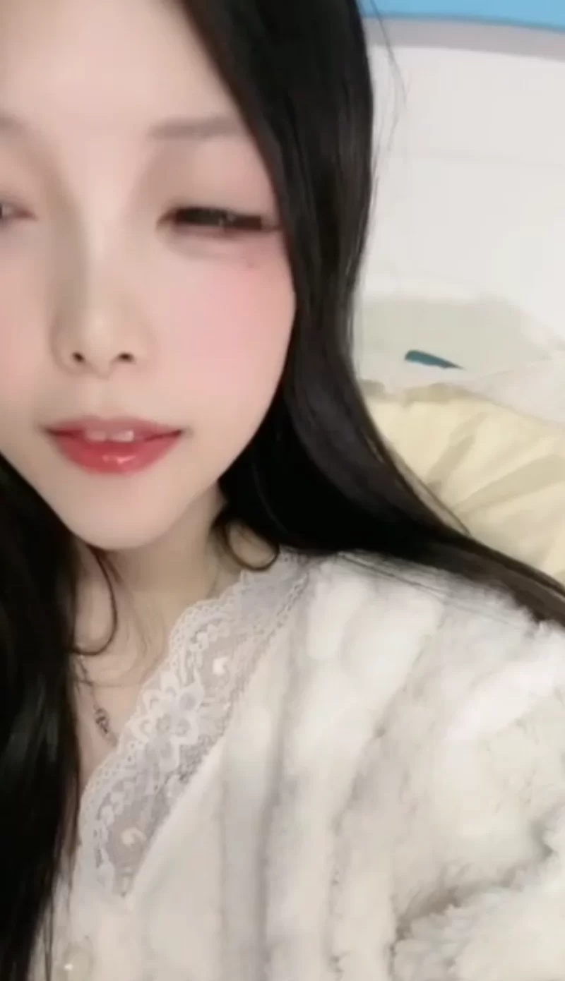 自拍 超级极品女神一对一裸聊发骚艾斯【8v+1.3g】