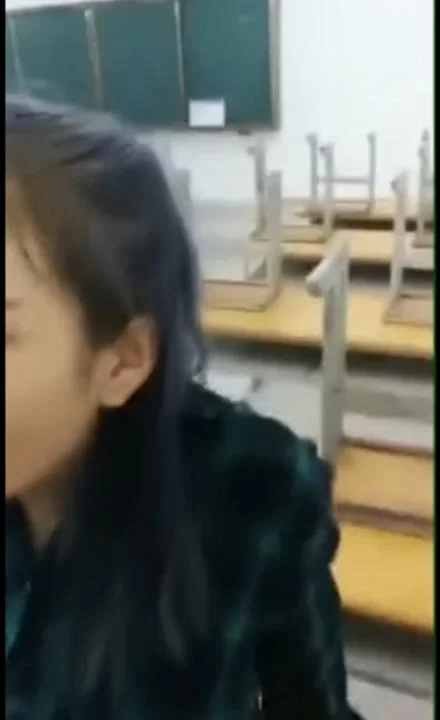 自拍 网爆门事件推特社交流出没戴胸罩的学妹和男朋友在教室【1+108M】