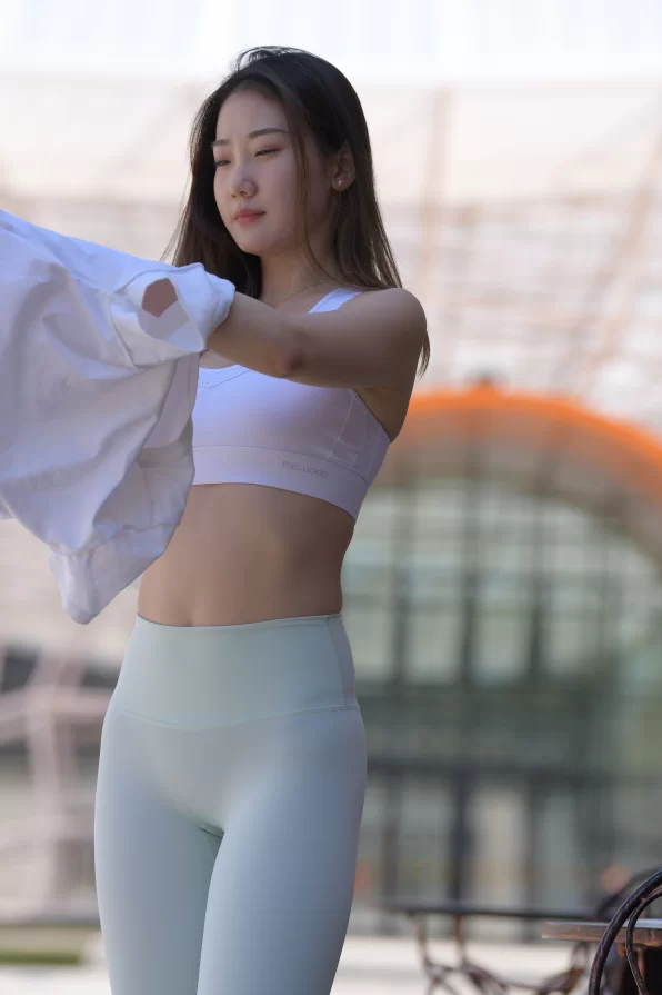 国产模特 街拍模特 若雨05 白色背心+灰白色紧身长裤【736P+2V+32.4G】