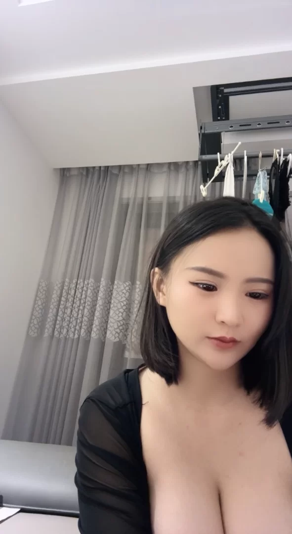 自拍 F号大奶[叶姿]双手抓不下拖着对镜头晃悠，中途还换红【1v+975m】
