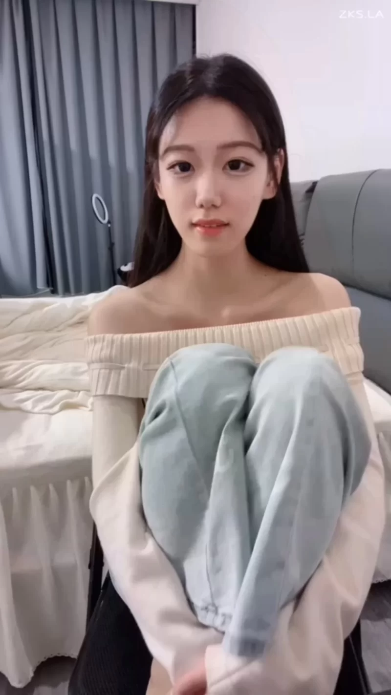 美腿/足控 小千代 易直播高颜值少女 超薄肉丝 裸足秀足【1V+835MB】
