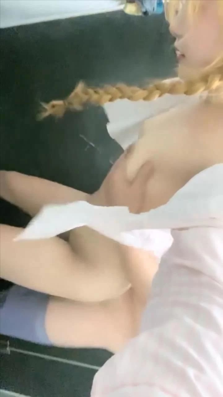 福利姬 金发大眼尤物女主播吃到一半到卫生间脱衣诱惑卫生间啪【1+500M】