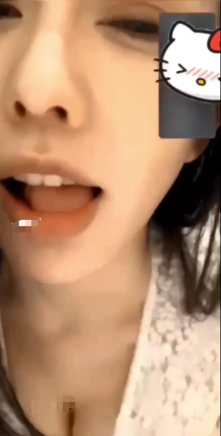 自拍 超级极品女神一对一裸聊发骚艾斯【8v+1.3g】