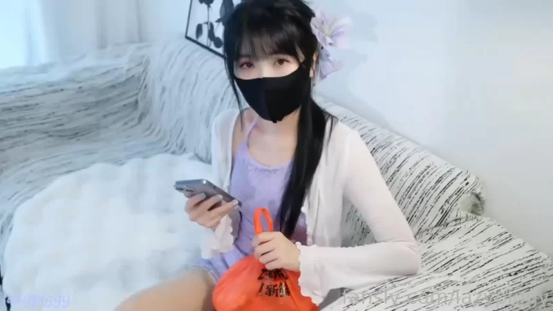 福利姬 极品白虎嫩妹[lazypiggy懒懒猪]被外卖员跟踪进家中出内射【1+812M】