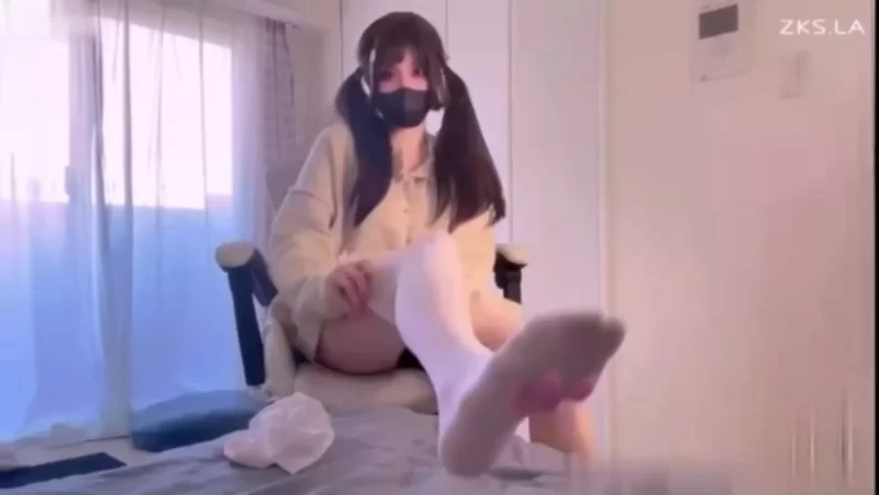 美腿/足控 梦里妹妹 - 穿白猫爪长袜 娇嫩小脚猛撸大屌 勾引我狂插紧【1V+1.64GB】