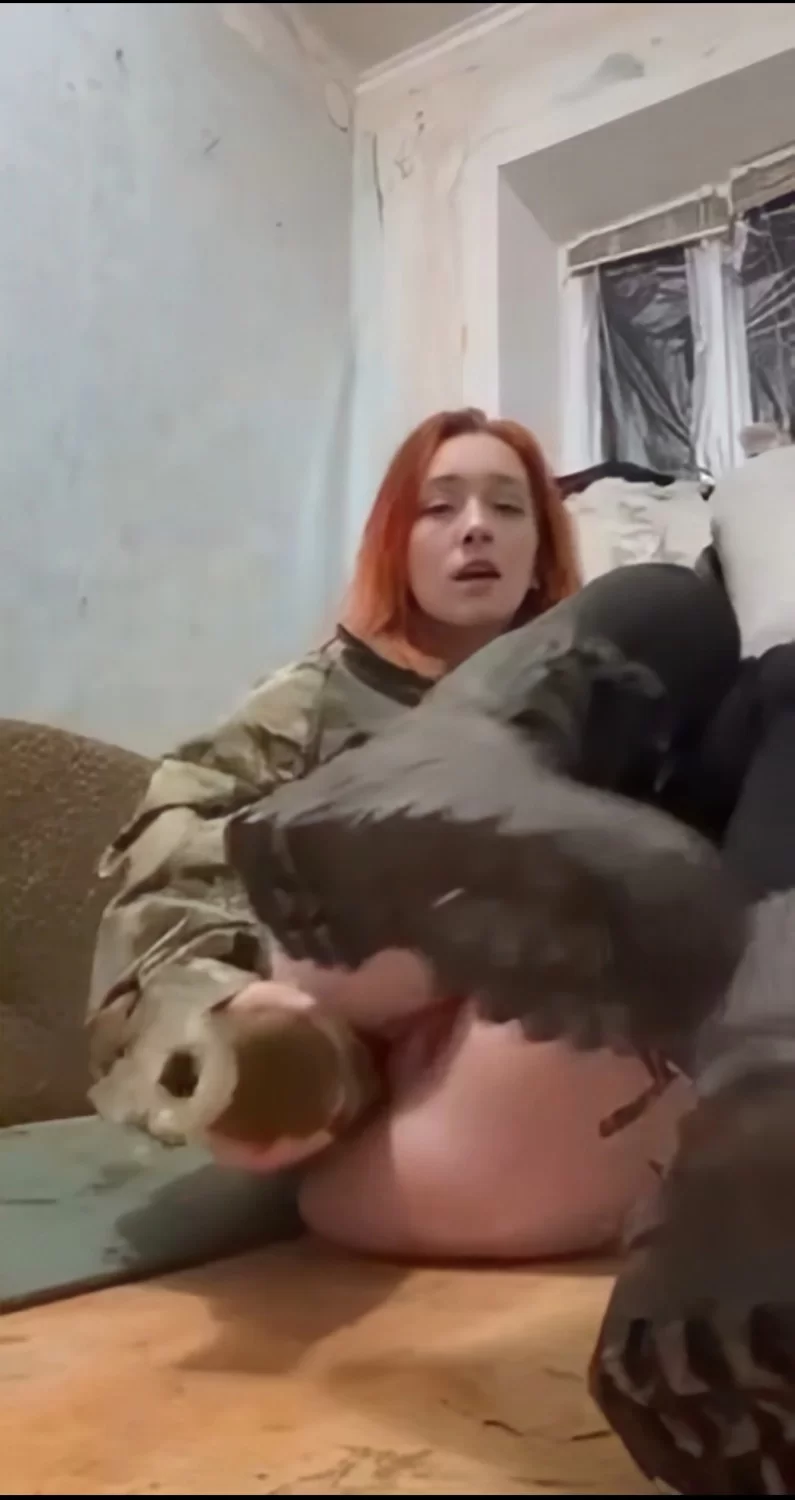 高颜值 乌克兰女兵炮弹自慰，骚气十足[9V+1.2G]【9v+1.2g】