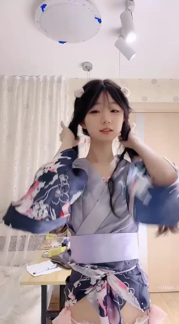 自拍 [洛丽塔]超清纯的妹子绝世美颜丝袜大长腿美乳翘臀逼【3v+3.46g】