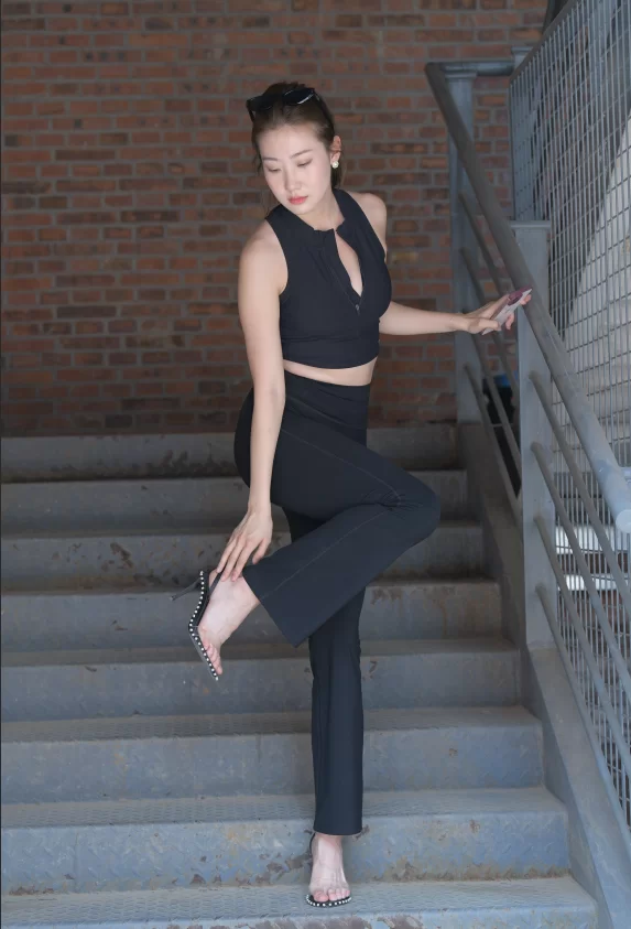 国产模特 街拍模特 若雨08  [一始专区] 续梦 黑色套装2023.06.07【674P+1V+30G】