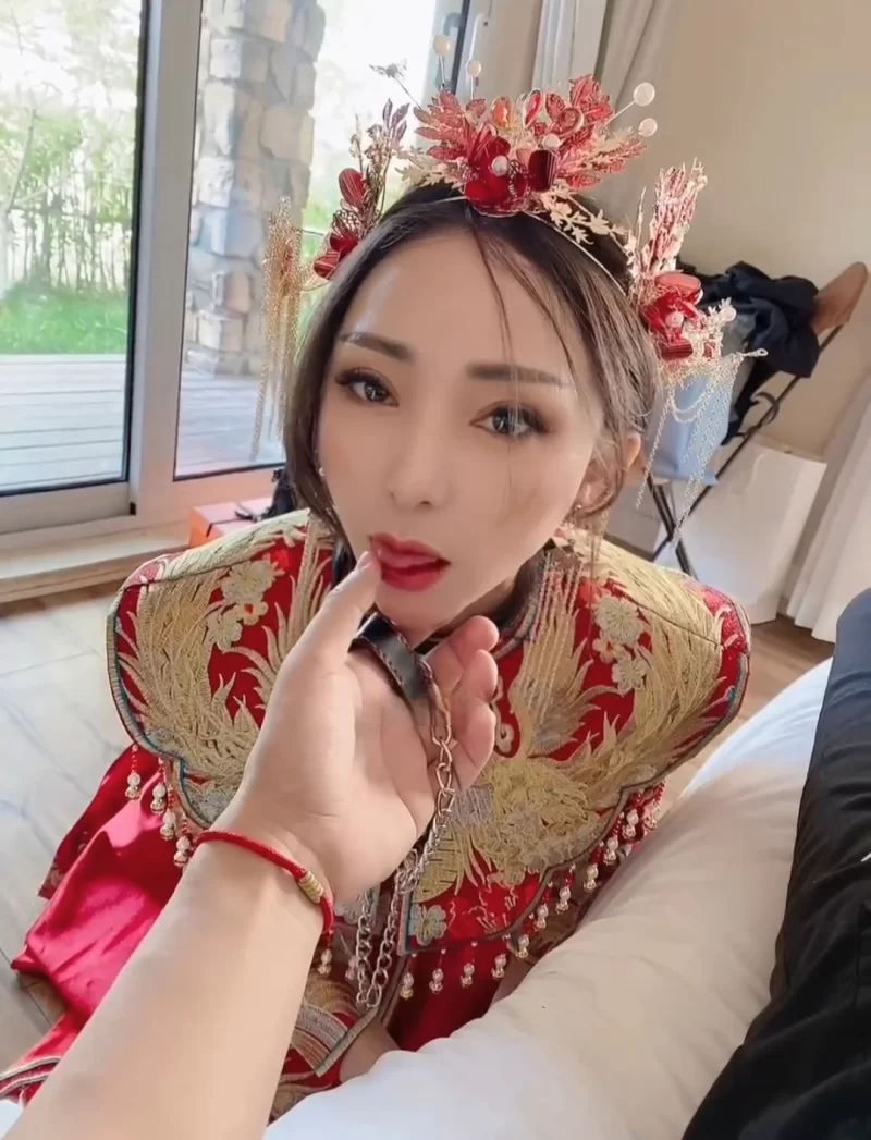 绿帽&换妻 [兔兔秀禾装〗洞房花烛夜中西式婚纱舔弄金主肉棒被疯【8v+893M】