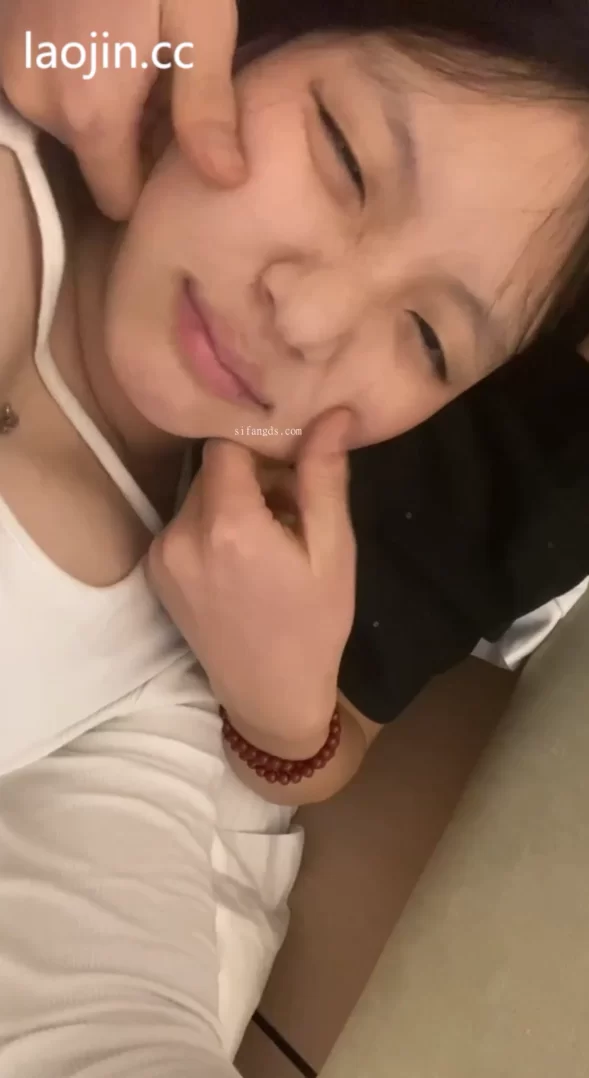 自拍 2月新 富二代fKabuto约炮19岁安徽学生妹 清纯奶大无毛粉穴【1v+1.12G】